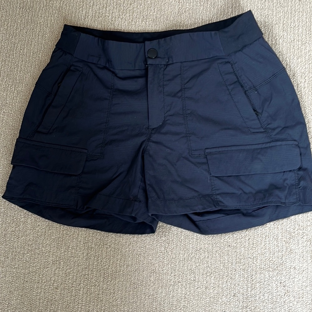 So cute - 6 pockets, soft waistband, lightweight Athleta shorts. Travel ready.